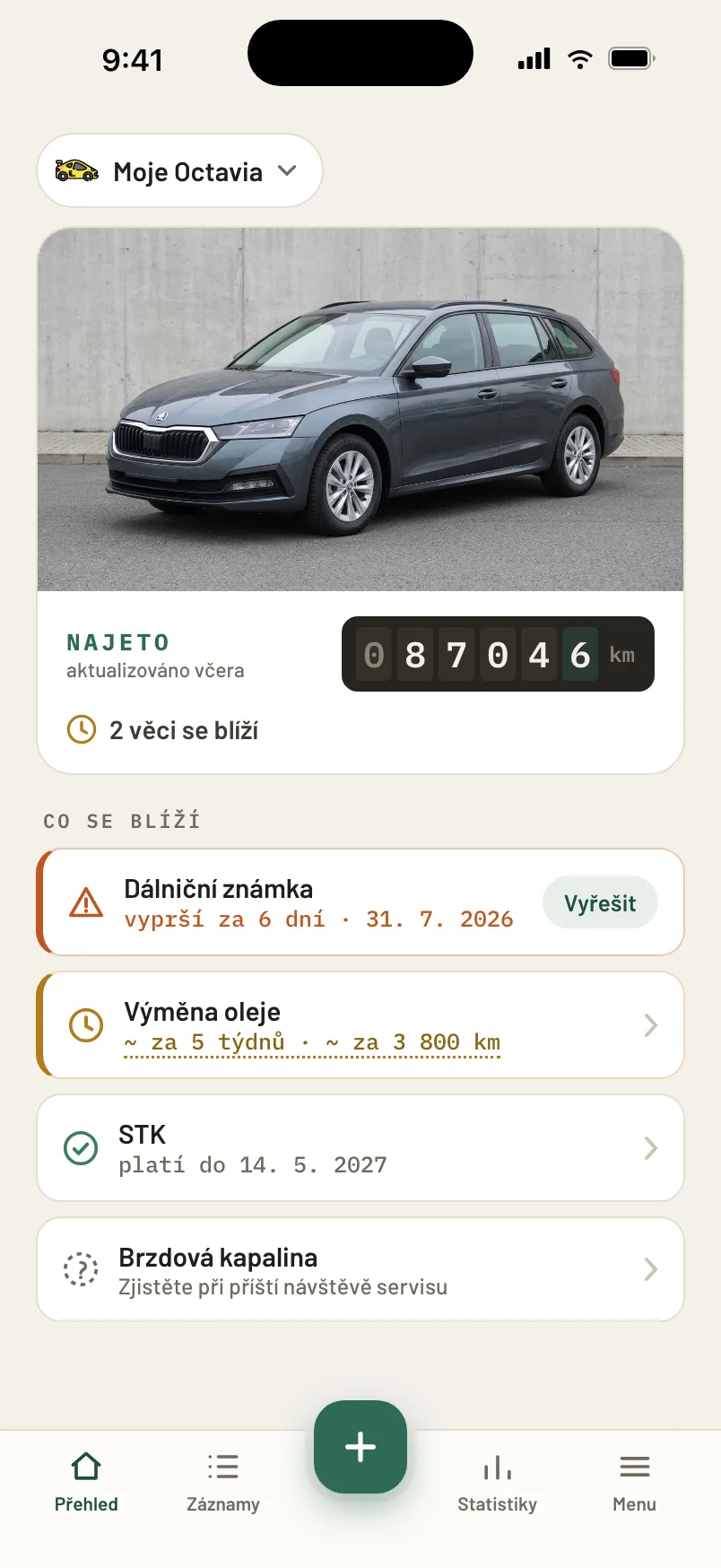 Dashboard aplikace s blížícími se termíny STK, výměny oleje a dálniční známky.
